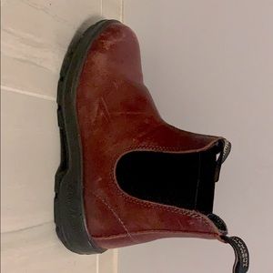Red blundstones
